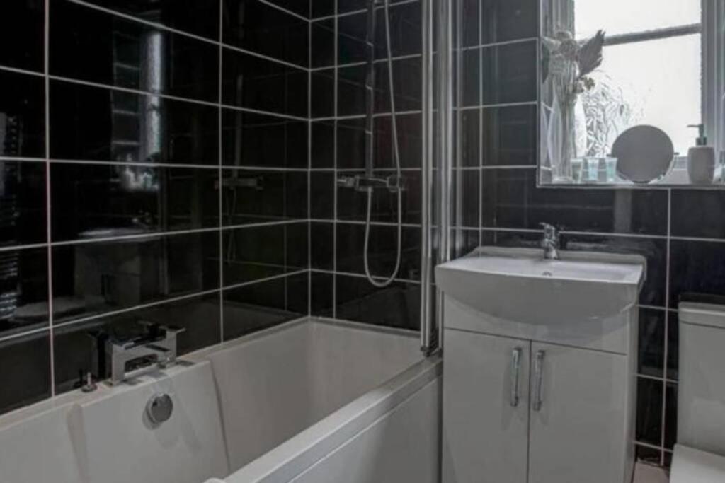 Luxury 4 Bedroom House Μάντσεστερ Εξωτερικό φωτογραφία